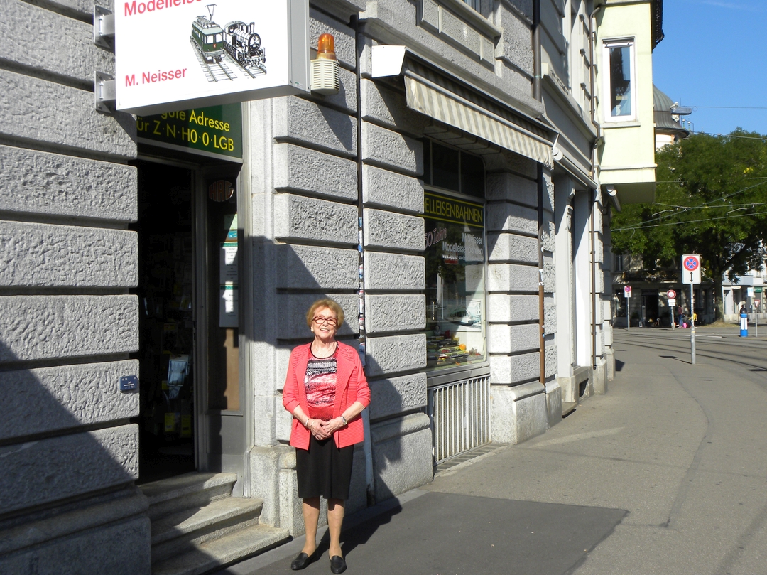 Margrit Neisser vor ihrem Geschäft